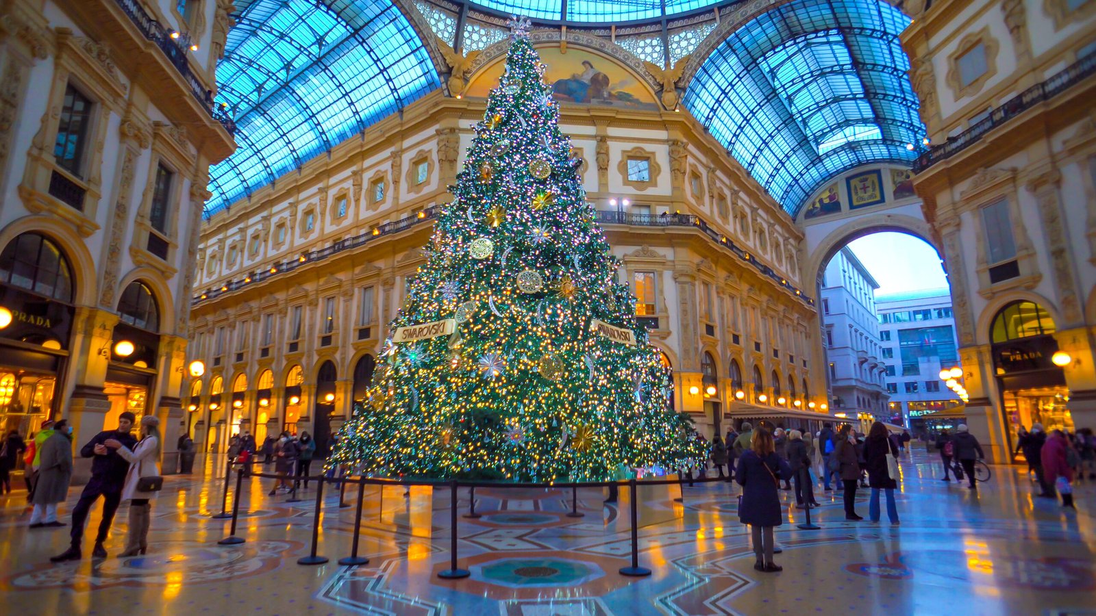 Albero di Natale Swarosky nella galleria Vittorio Emanuele - credits: shutterstock.com