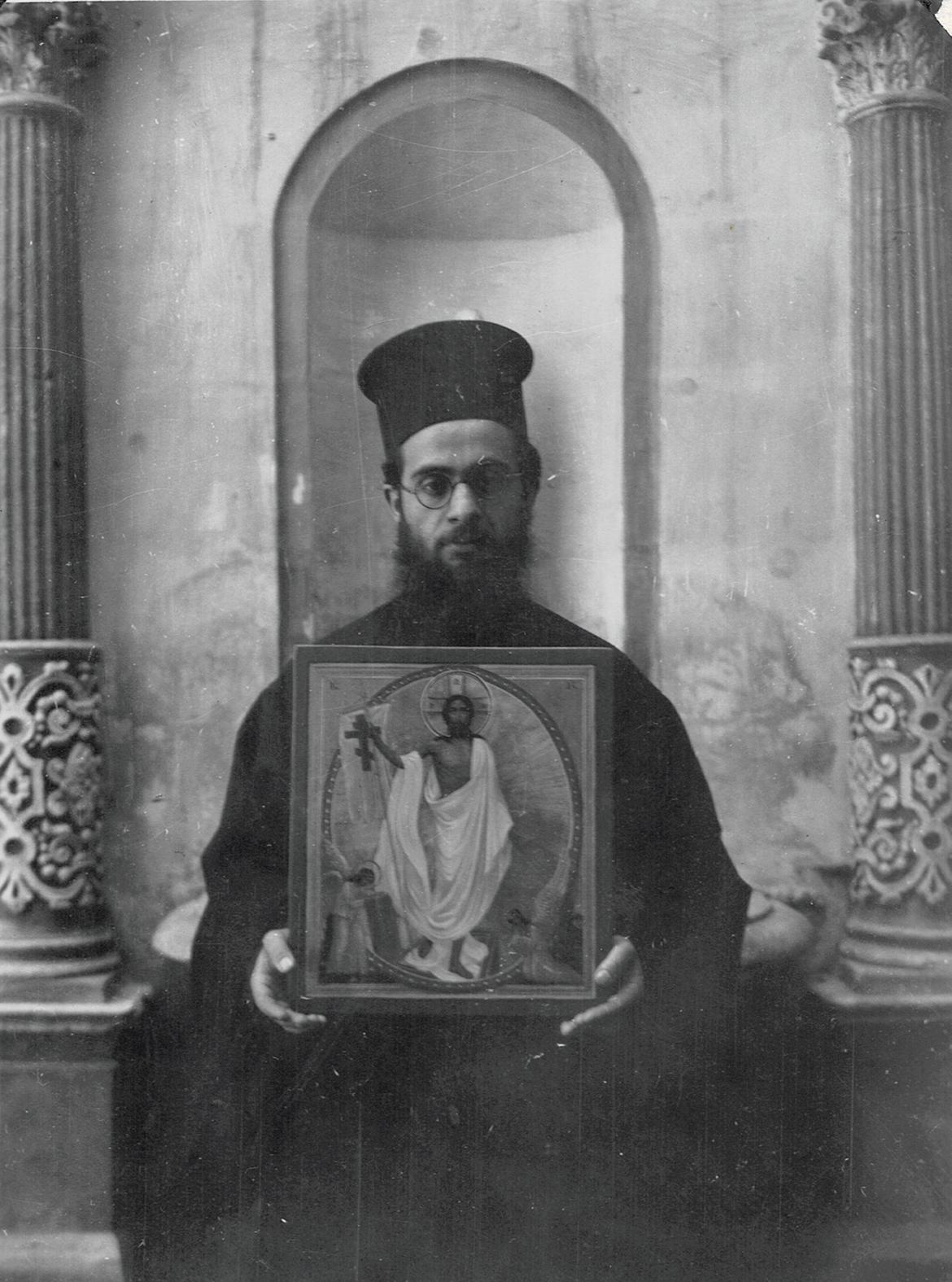 Pap&agrave;s George Schir&ograve; holding the icon of the Resurrection painted by Gregorio Maltzeff.