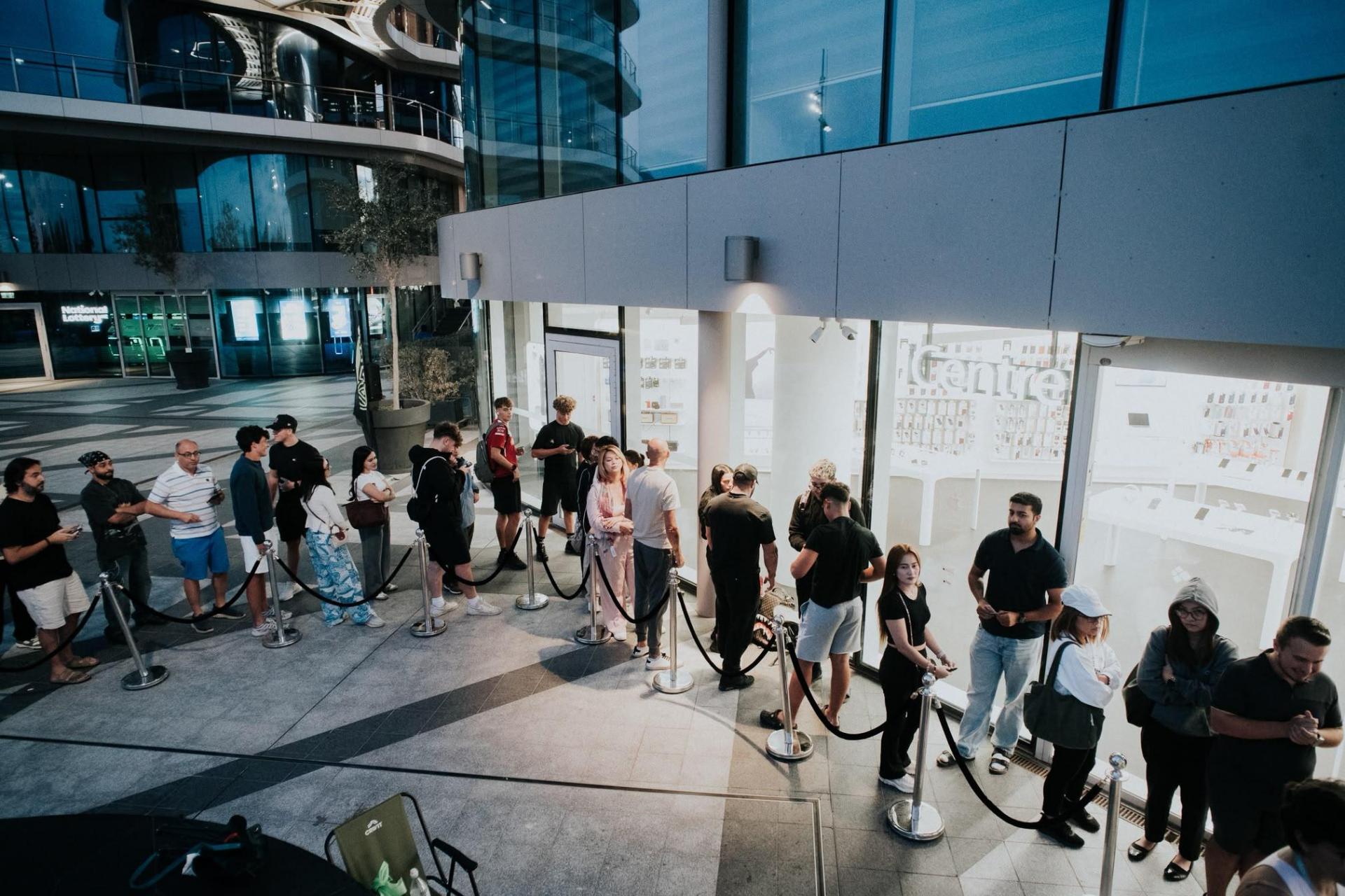 People waiting in line to grab their hands on the new phone Photo: icenter/ Jeremy Debattista