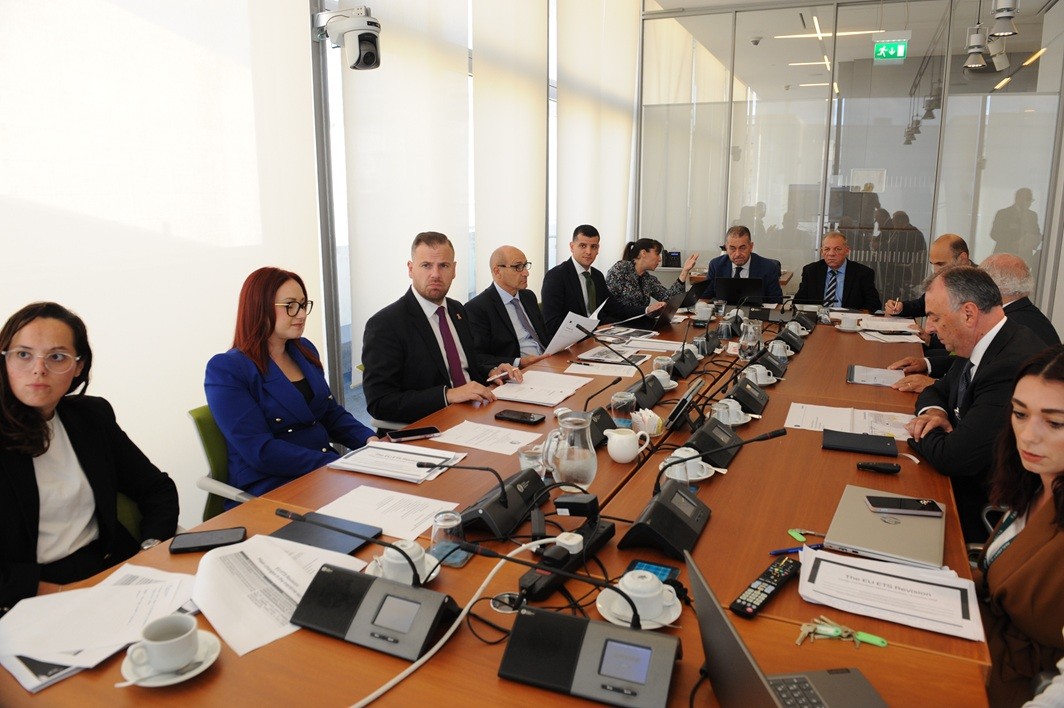 EU ETS: Malta valuta l'impatto della revisione sul settore marittimo e dei trasporti
