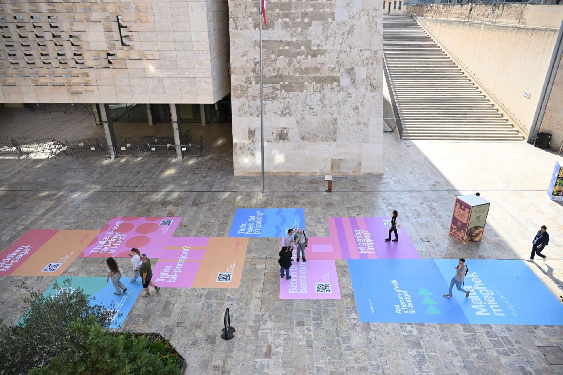 Enormi manifesti che promuovono la finanziaria sono stati affissi all'ingresso di Valletta. Foto: Matthew Mirabelli