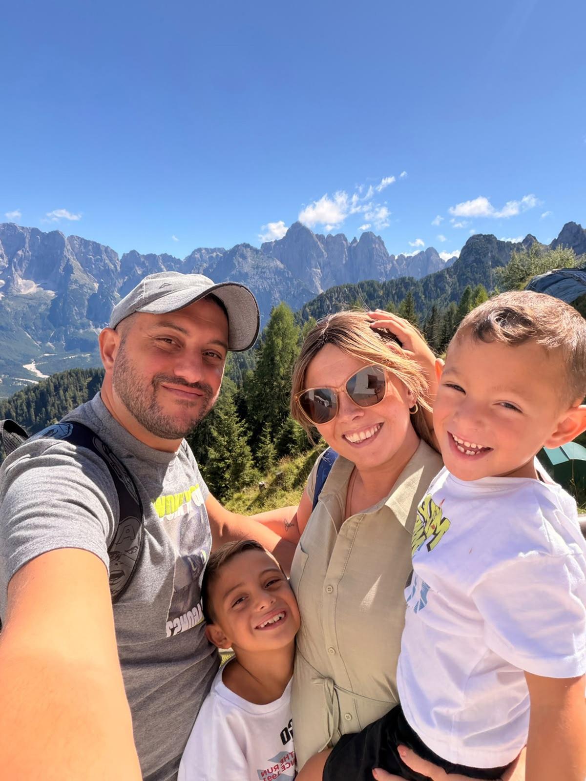 Grace con il marito Nikolai e i figli Ethan e Isaac. Foto: per gentile concessione di Grace Vella Teggart