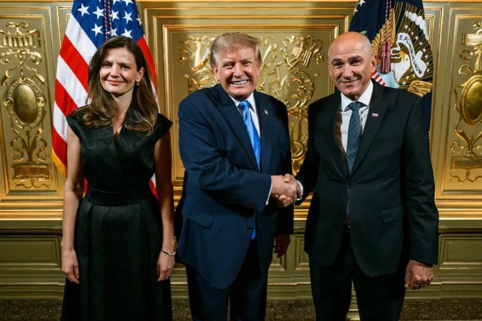 Donald Trump shakes hands with Janez Jan&scaron;a.