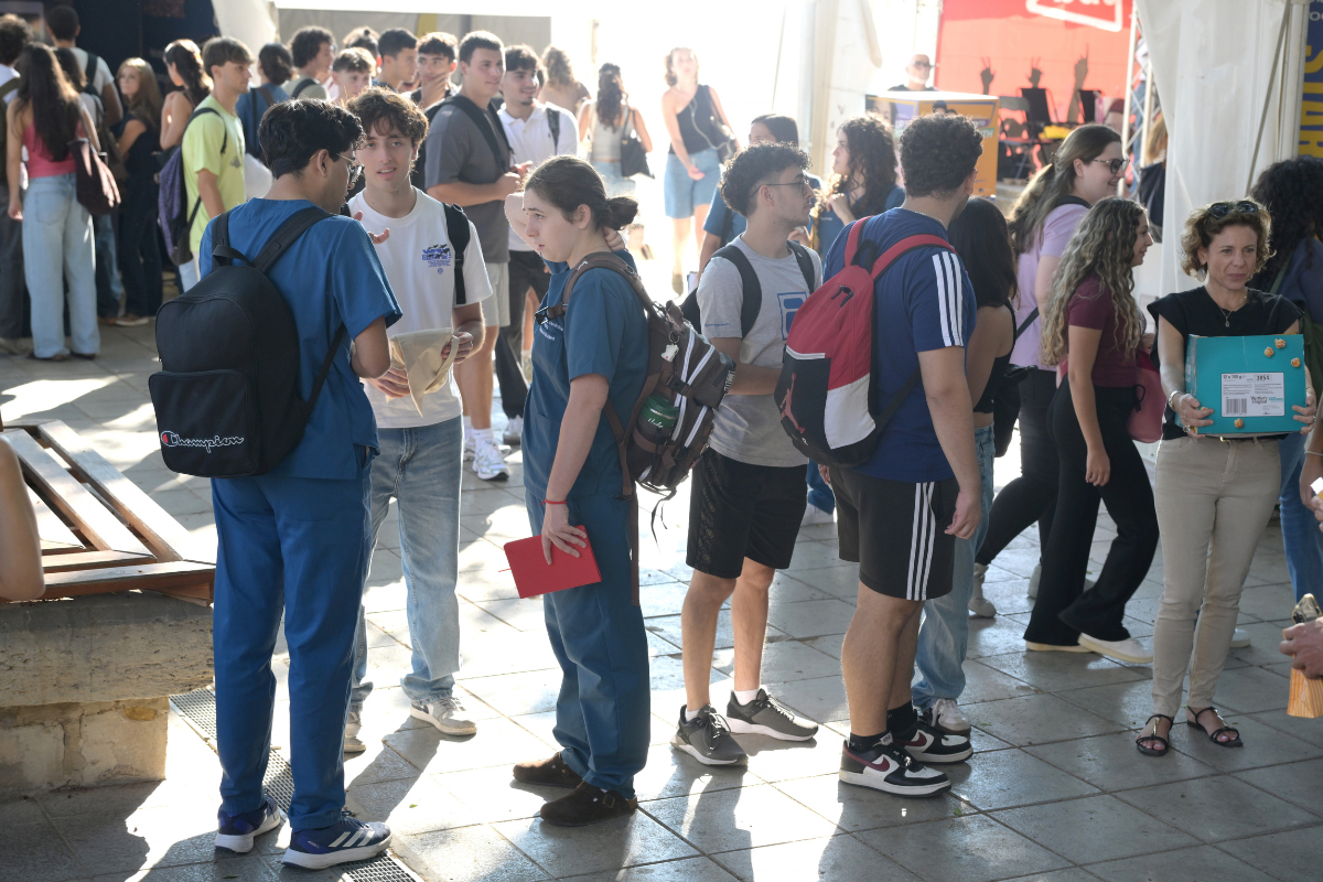 Crowds forming at university Photo: Matthew Mirabelli