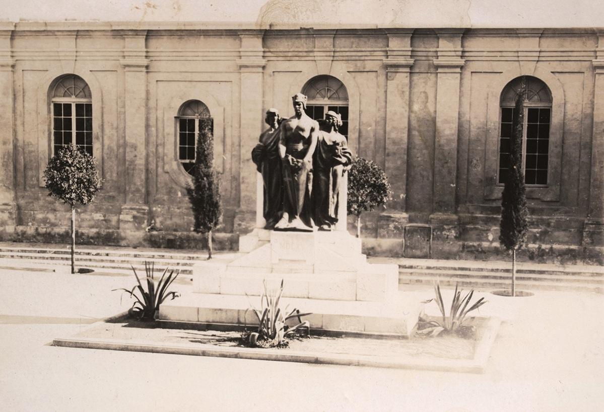 Una delle prime cartoline del monumento del Grande Assedio.