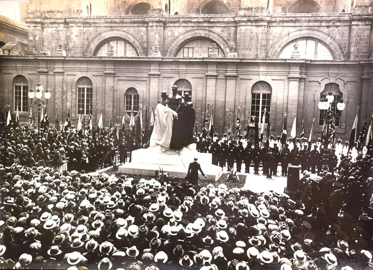 Inaugurazione del monumento nel 1927.