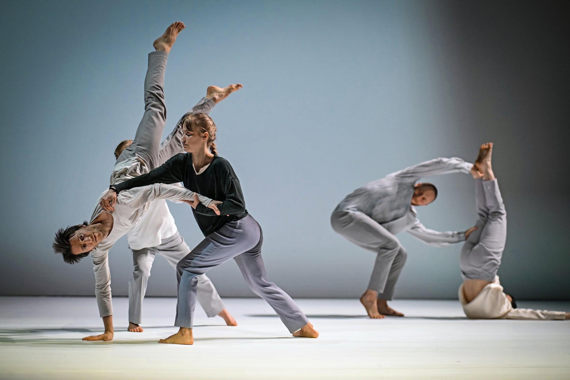 Ballerini durante le prove della coreografia <em>Fall Seven Times</em>. Foto: Andreas Ettas