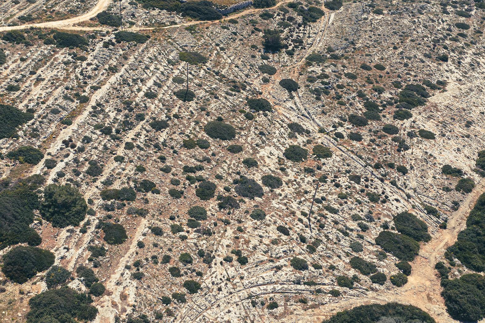 Un'altra veduta aerea dei solchi dei carri a Misraħ Għar il-Kbir.