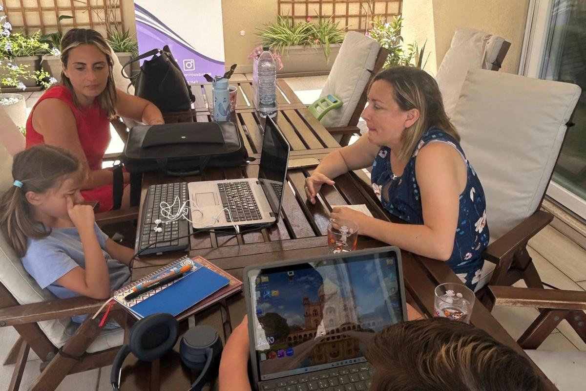 Marion, a destra, ha perso il lavoro di insegnante ma ora insegna ai bambini con disabilità visiva.