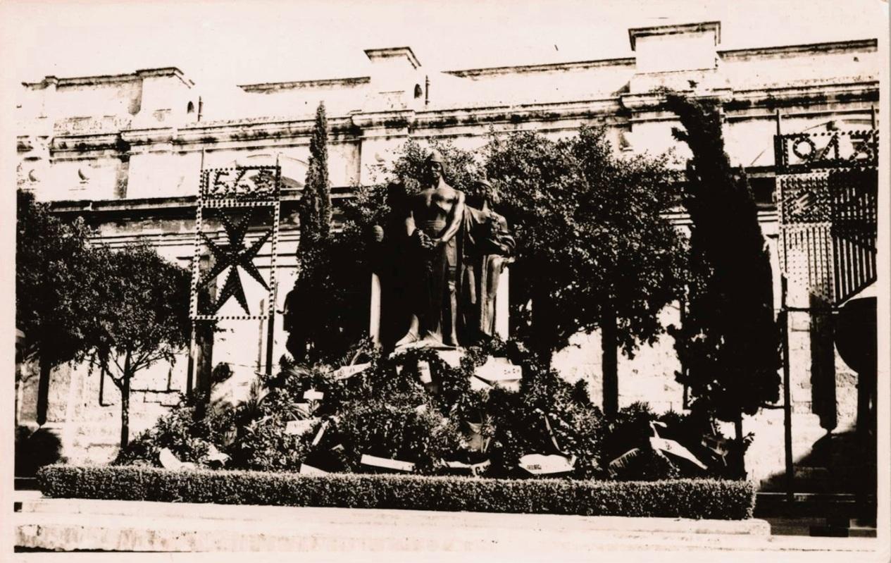 Il monumento del Grande Assedio durante le celebrazioni della vittoria del 1943.