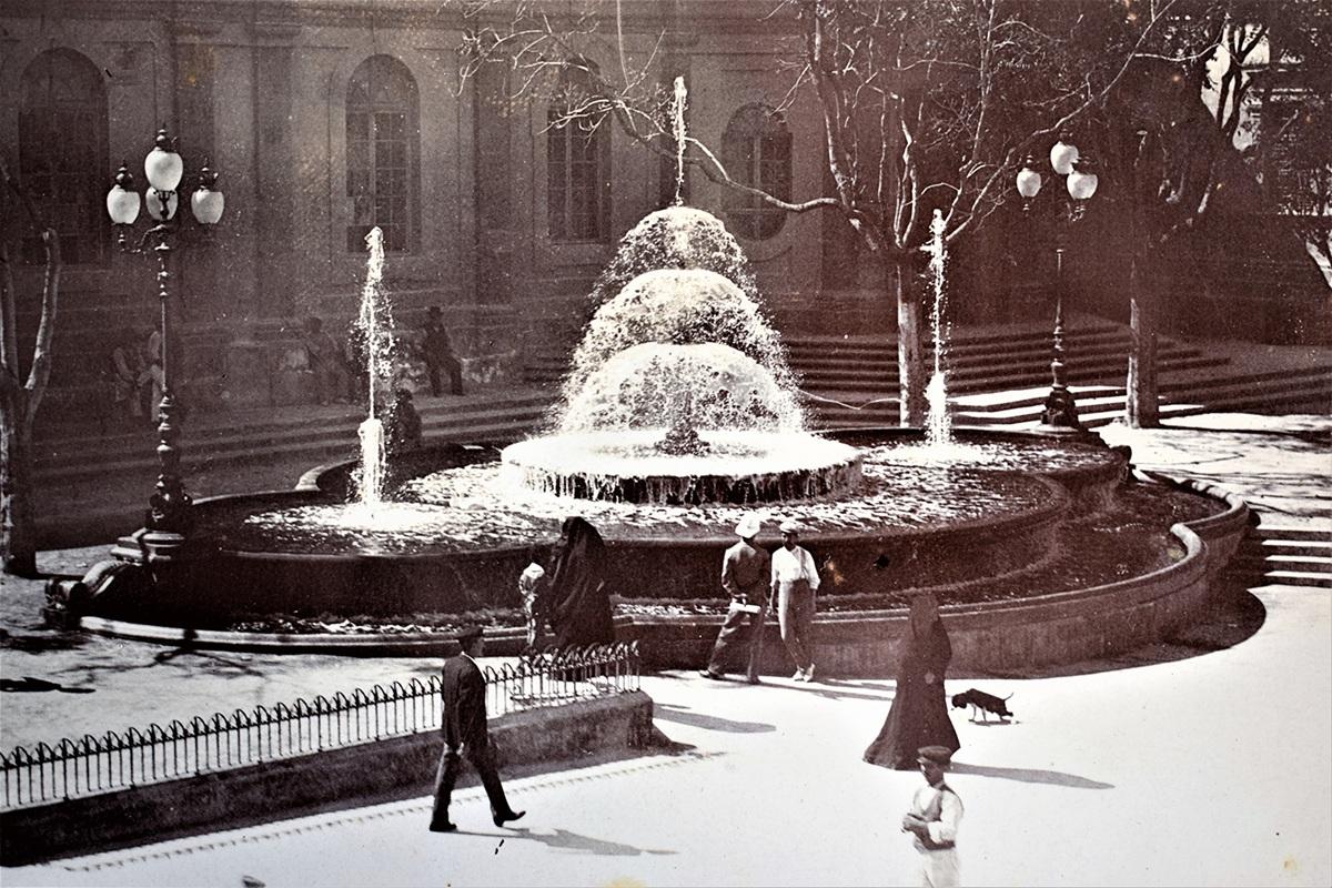 La fontana davanti al Palazzo di Giustizia, prima dell’erezione del monumento.